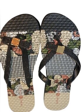 Lindsay Phillips -Floral Design Sandals W/Gold Bow Button Katie #520201, Size 7